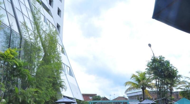 Lux Tychi Hotel Malang Exteriör bild